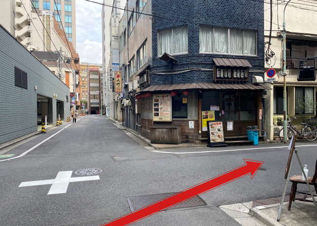 一つ目の十字路を右に曲がり、約20ｍ進むとマレア東京店があります。
